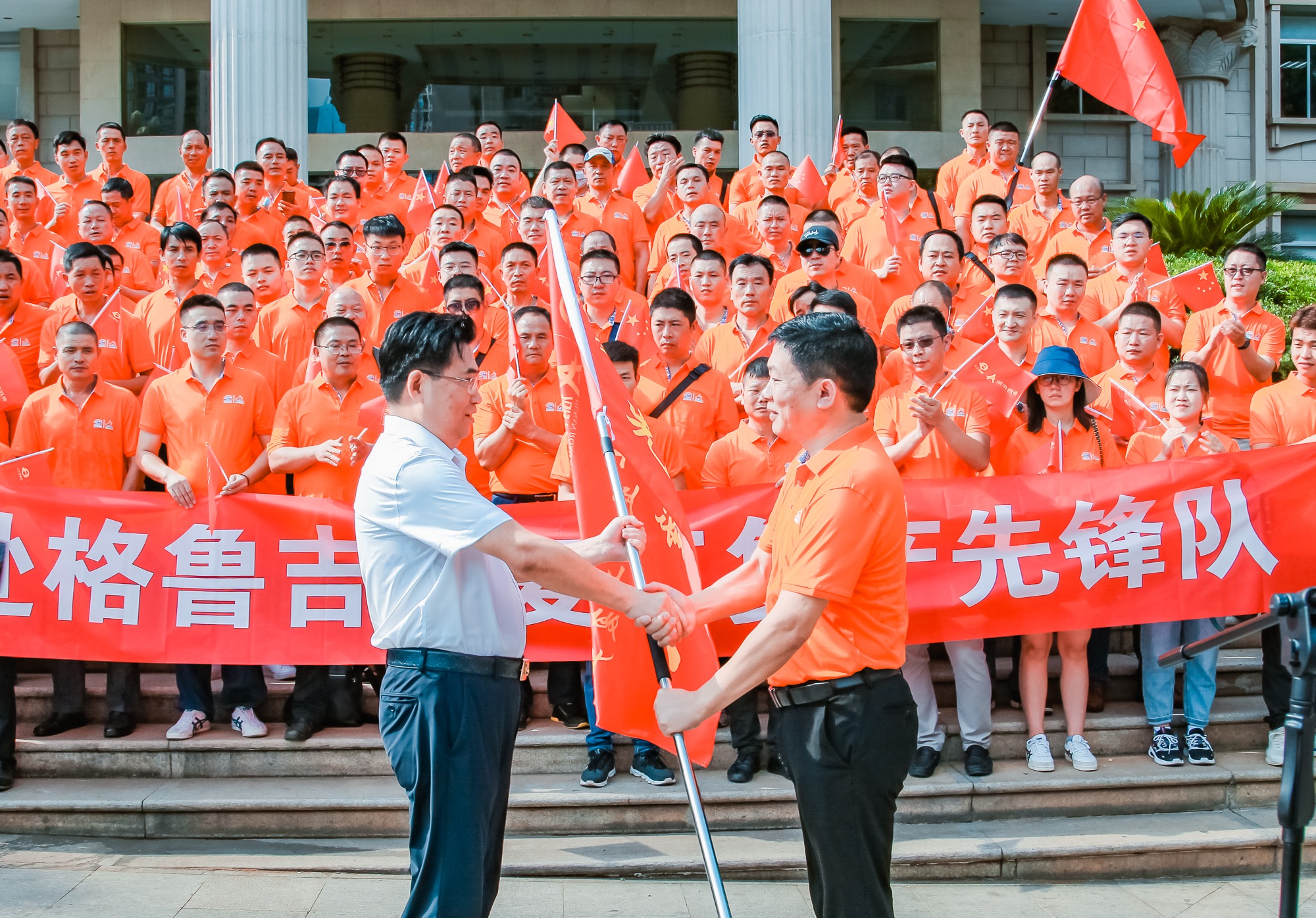 交水建集团党委书记、、董事长方联民向赴格团组领队授旗.jpg