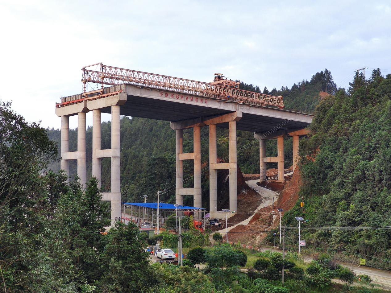 照片1：：：平伍7标：：：打造安全通道  顺利实现上跨省道架梁施工.png