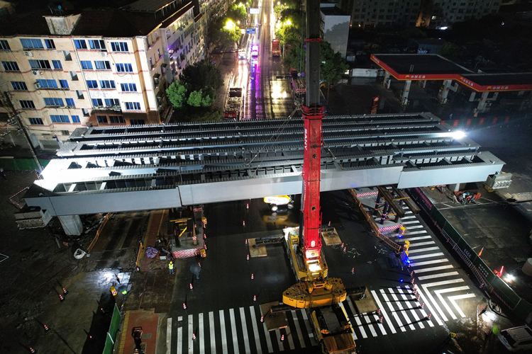 照片：新昌项目实现跨新昌大道钢箱梁架设.jpg
