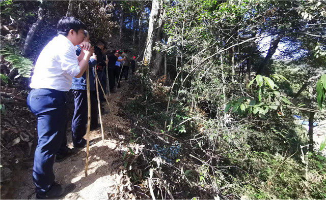 图为有关专家实地调查陡坡桩基施工现场.jpg 图为有关专家实地调查陡坡桩基施工现场.jpg