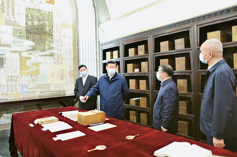 2023年6月2日，中共中央总书记、、国度主席、、中央军委主席习近平在北京出席文化传承发展座谈会并颁发重要讲话。这是座谈会前，习近平1日下午在中国国度版本馆调查时，在兰台洞库相识馆藏精品版本保留情况。 新华社记者 鞠鹏/摄