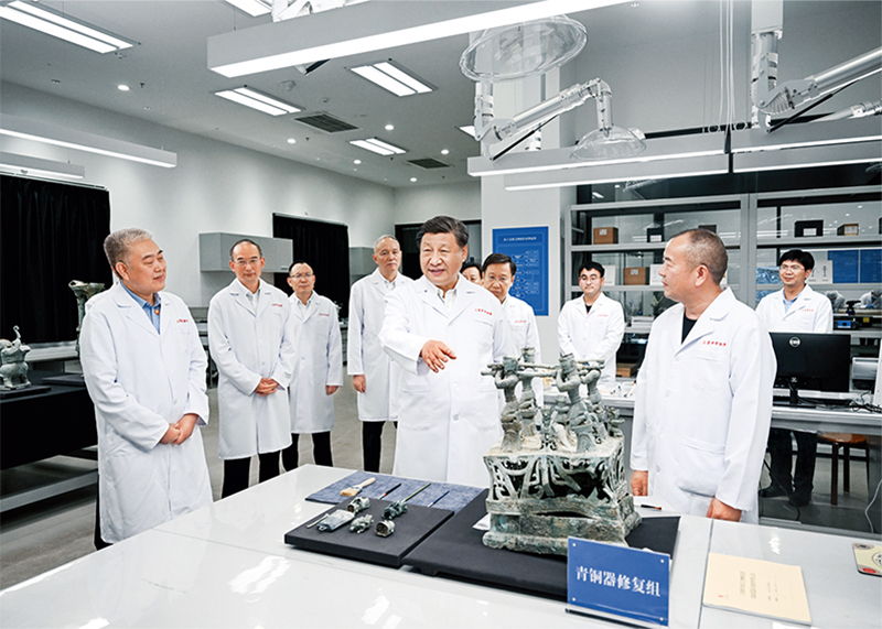 2023年7月25日至27日，中共中央总书记、、国度主席、、中央军委主席习近平在四川调查。这是26日下午，习近平在位于德阳市广汉市的三星堆博物馆文物；；；び胄薷垂，同现场工作人员亲切互换。 新华社记者 谢环驰/摄