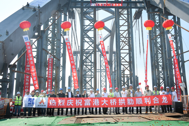 照片：：义乌富港大桥主拱顺利合龙_副本.jpg